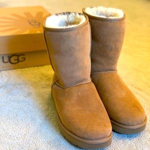 UGG classic short boots SZ 10